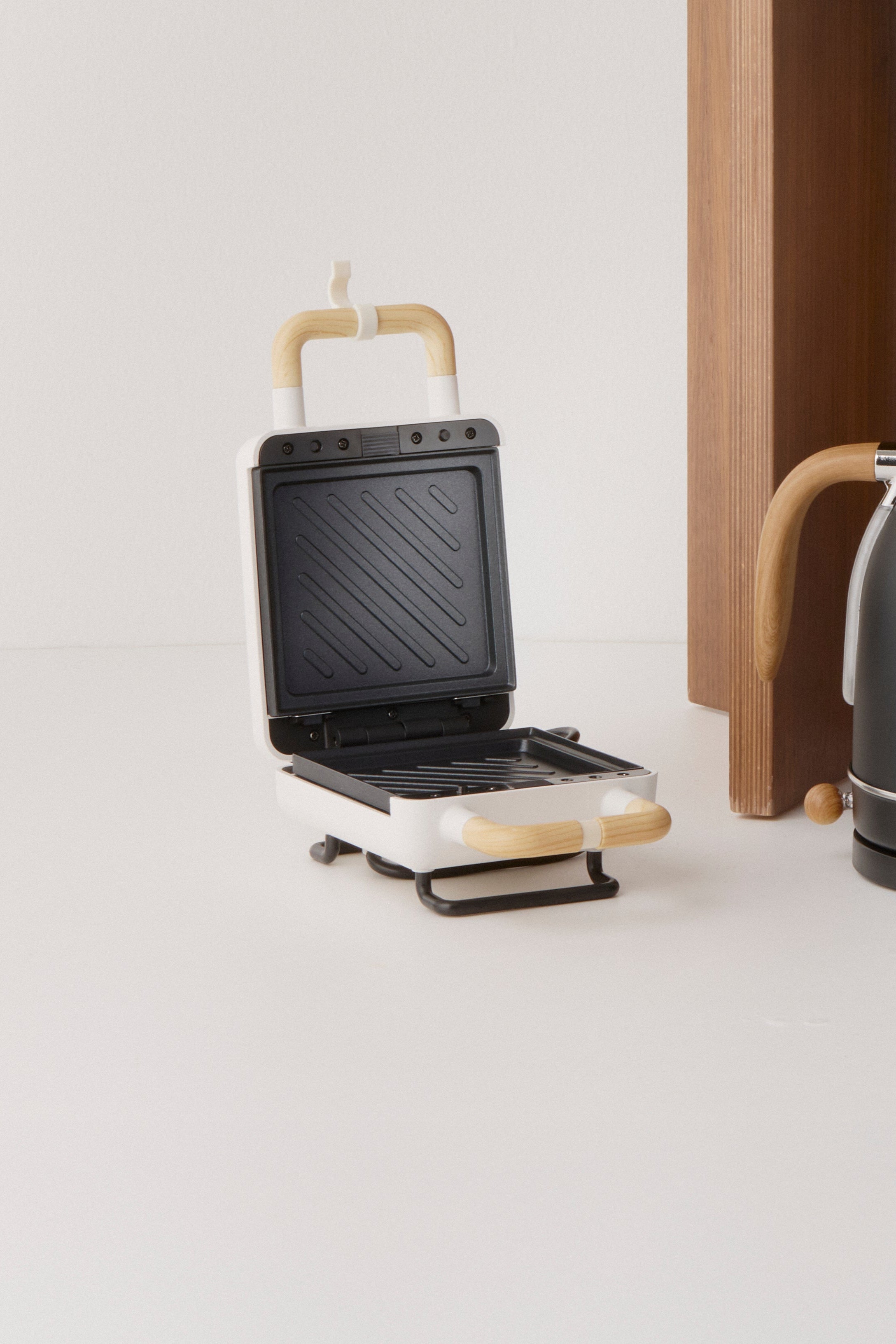 2 in 1 Waffle Iron with Sandwich Maker - hvid